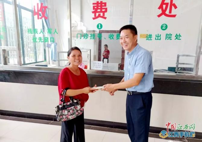 旅客遗失万元现金民警热心帮寻回,查监控找小偷