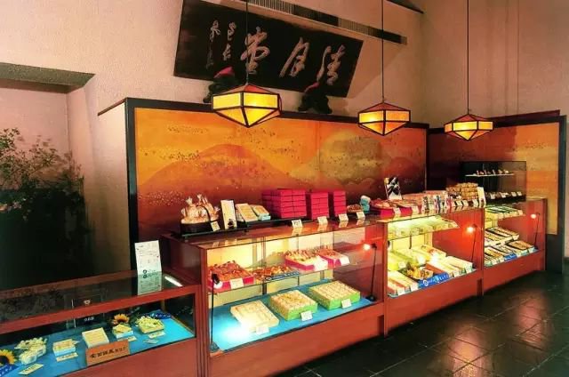 买东西就给摸头的柴犬，日本百年老店也很萌