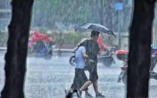 货拉拉晚上送货下雨原视频,货拉拉遇到暴雨