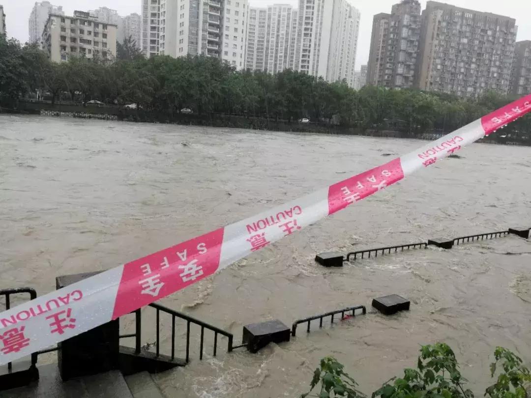 货拉拉晚上送货下雨原视频,货拉拉遇到暴雨