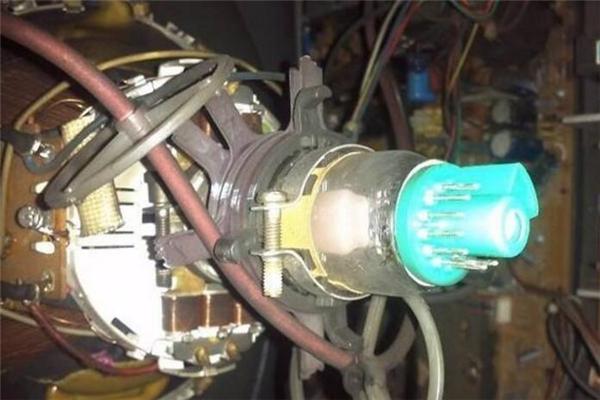 老式电视故障拍一下,电视出故障拍一下就好了