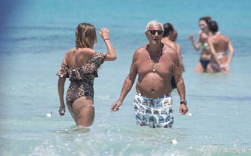 里皮拄着拐杖前来庆祝,里皮拄拐