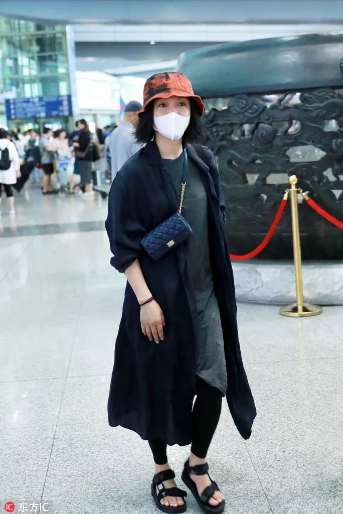 又到了该买衣服包包鞋子的时候,又到了穿凉鞋的季节了