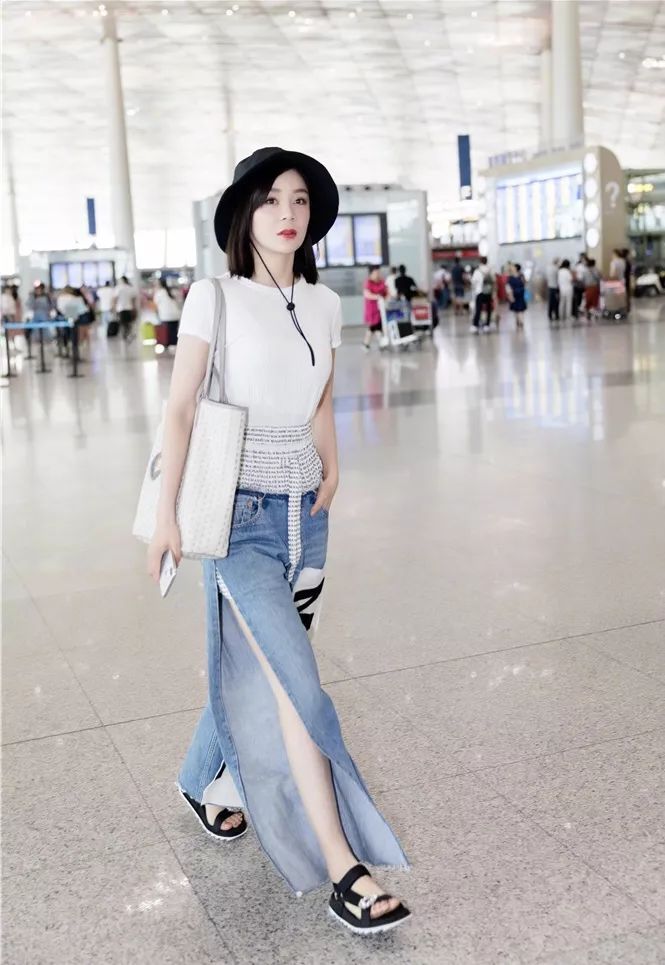 又到了该买衣服包包鞋子的时候,又到了穿凉鞋的季节了