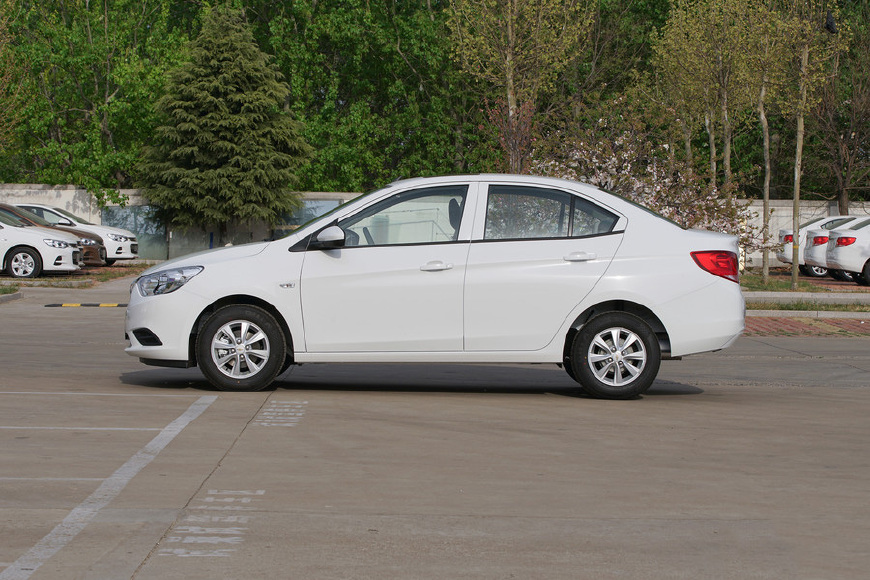 大空间5.9l低油耗的合资代步轿车,不足7万的国产轿车百公里油耗5.8l