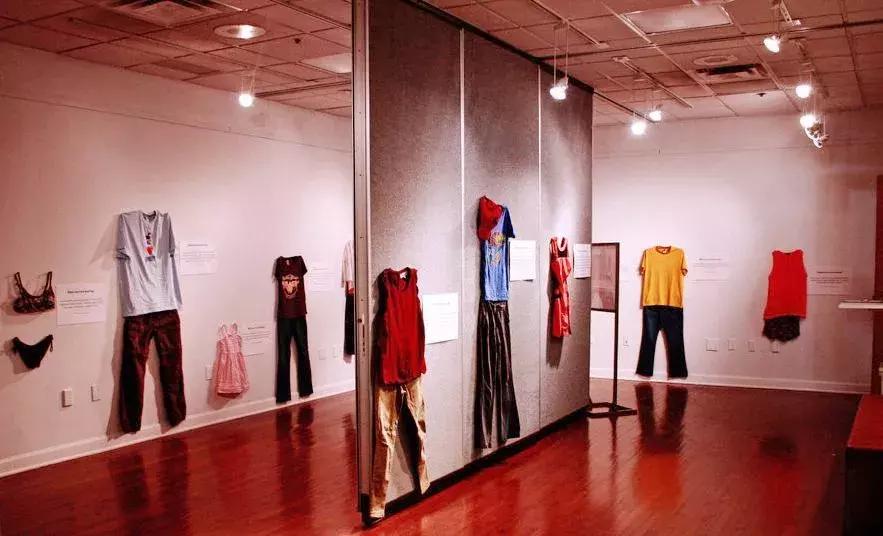 酒吧监控曝光:女孩被性侵,有多容易