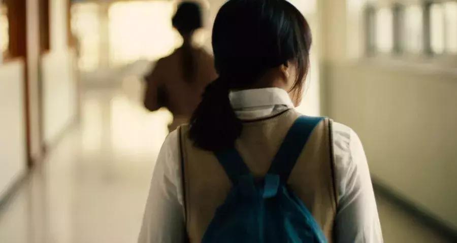 酒吧监控曝光:女孩被性侵,有多容易