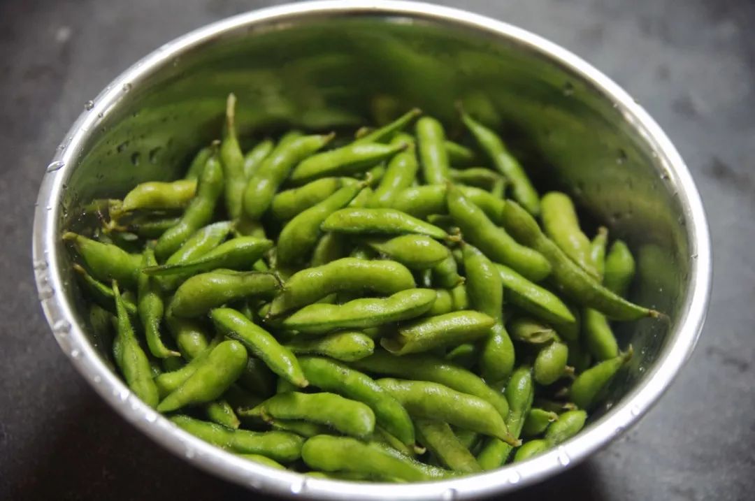 店里为什么煮出来的毛豆是绿色的,饭店煮毛豆为什么是绿色的
