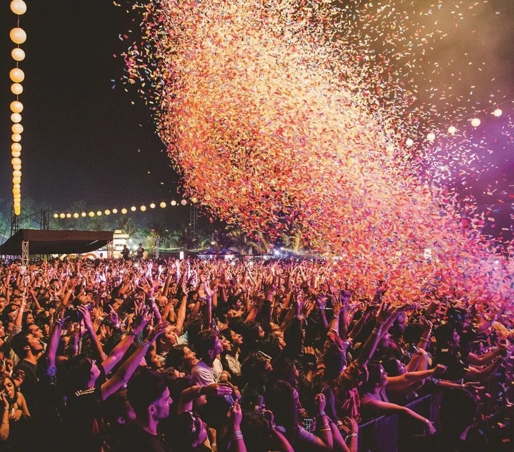 万人赛道嗨趴！摇滚巨星归来！狂拽酷炫汽车特技秀上演！车顶音乐节重磅登场！