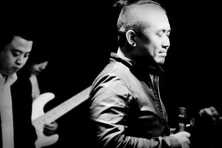 万人赛道嗨趴！摇滚巨星归来！狂拽酷炫汽车特技秀上演！车顶音乐节重磅登场！