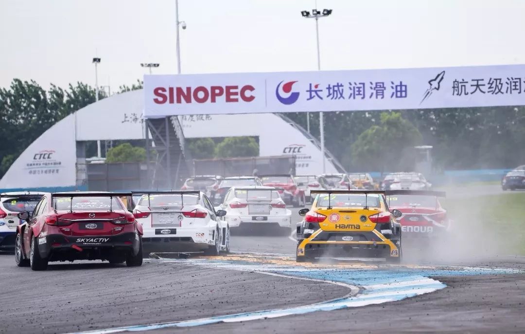 万人赛道嗨趴！摇滚巨星归来！狂拽酷炫汽车特技秀上演！车顶音乐节重磅登场！