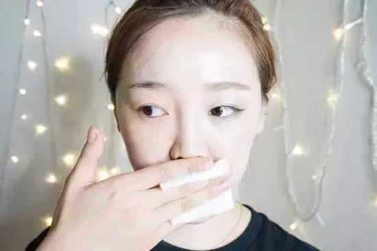 怎么才能完美的遮住鼻子上的黑头,鼻头黑头怎么去除草莓鼻