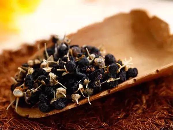 黑枸杞蜂蜜泡水不适合人群,黑枸杞泡水喝甜吗