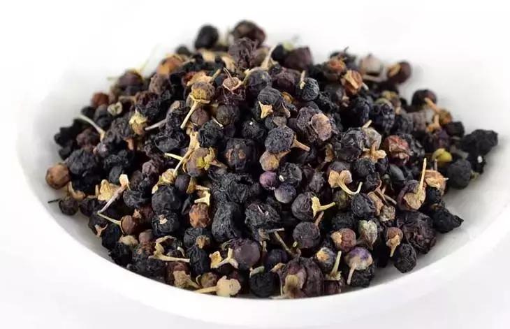 黑枸杞蜂蜜泡水不适合人群,黑枸杞泡水喝甜吗