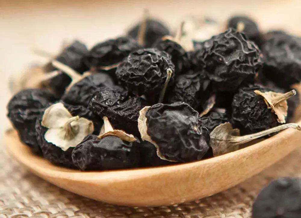 黑枸杞蜂蜜泡水不适合人群,黑枸杞泡水喝甜吗