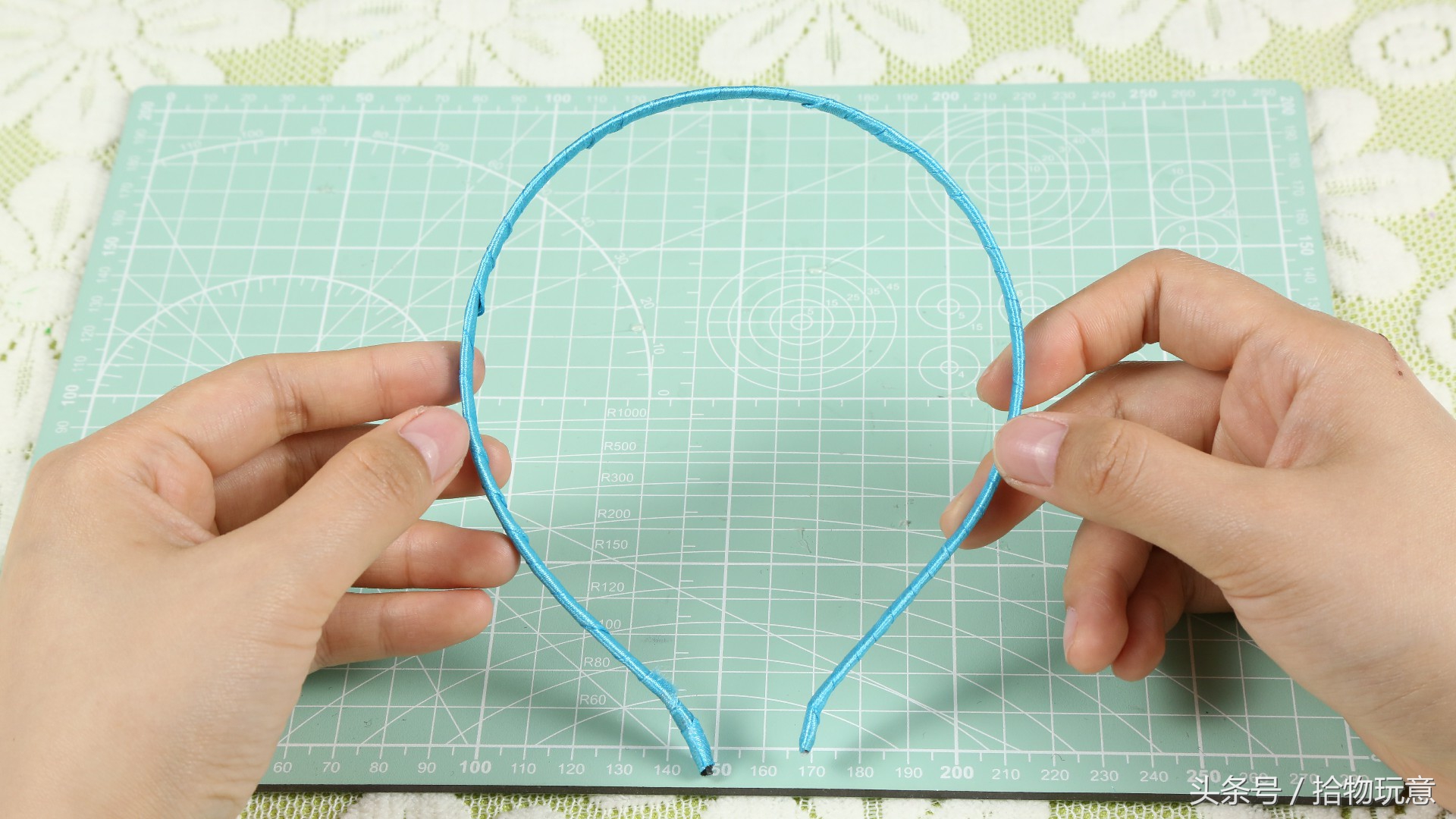 别再说没钱买发卡了，只要花点小心思，家里零碎的毛线就能帮到你