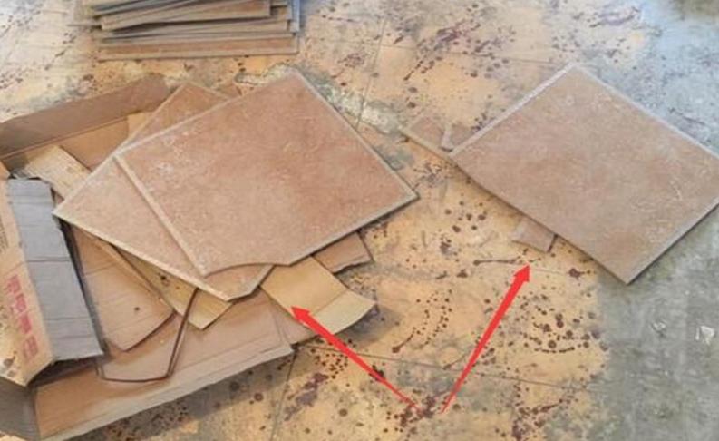 收货时发现瓷砖碎了,就在我准备去更换时,师傅却叫住了我