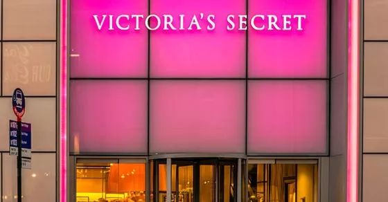 Burberry开局失利股价大跌;维密全面进军香港市场;StuartWeitzman找到创意总监接班人