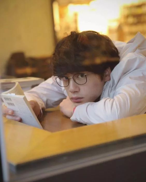 男生海边拍照如何摆pose,双人男生拍照pose姿势大全