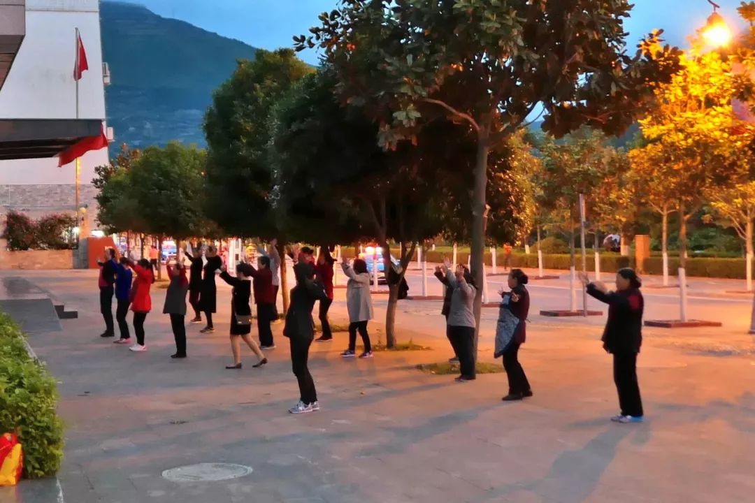 跳广场舞的大爷大妈们，政府喊你们下海创业，干不干？