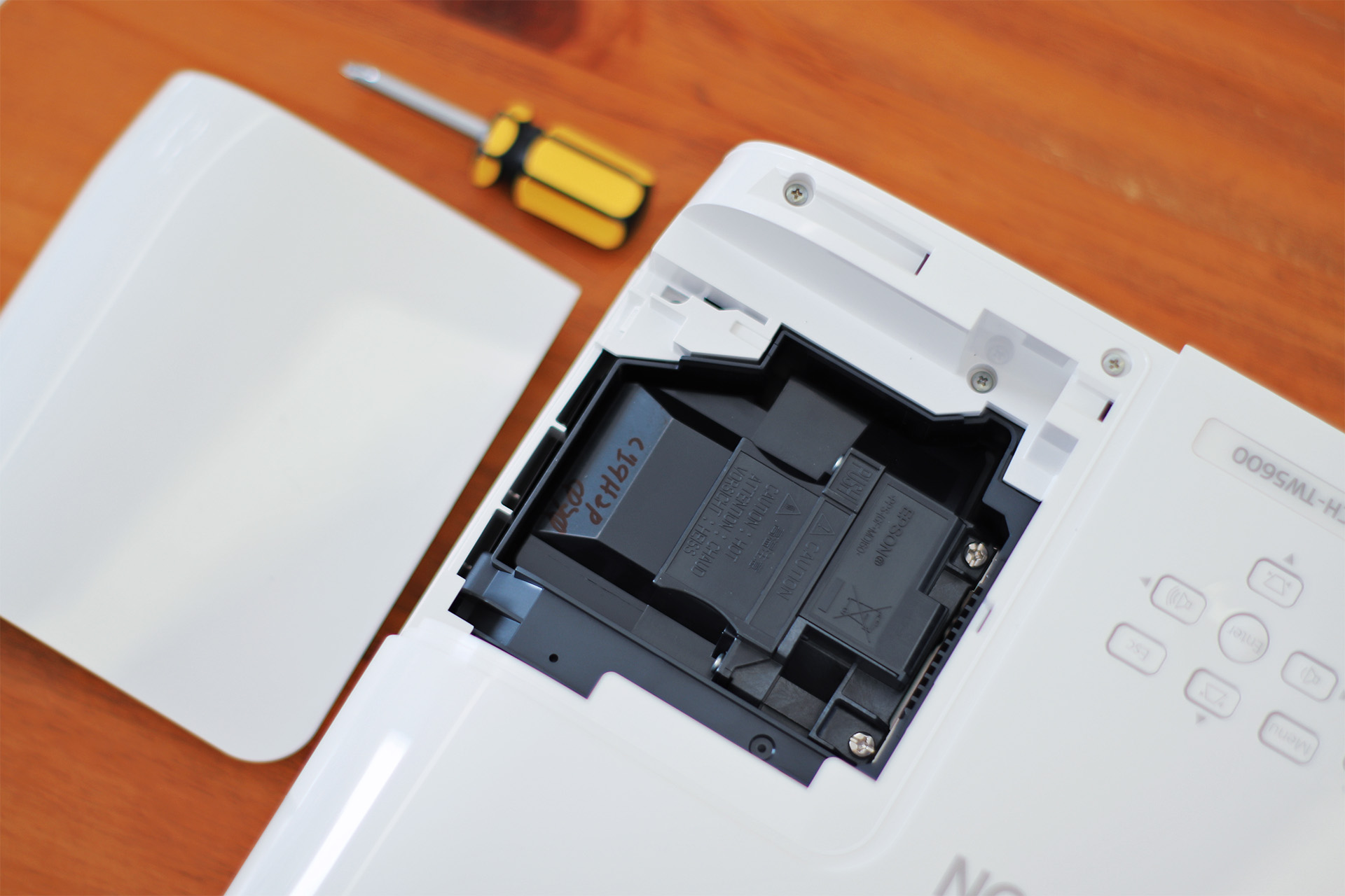 爱普生tw5600投影仪是商用型的吗,爱普生epsonch-tw7000投影仪评测