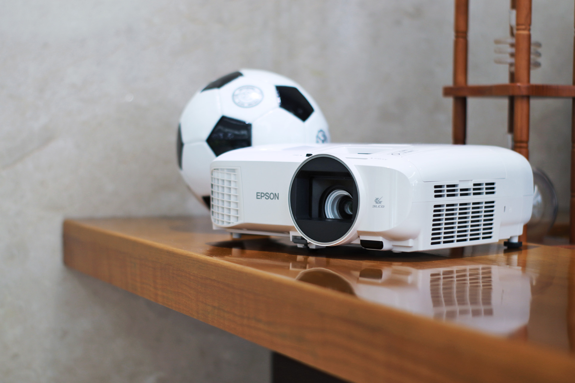 爱普生tw5600投影仪是商用型的吗,爱普生epsonch-tw7000投影仪评测