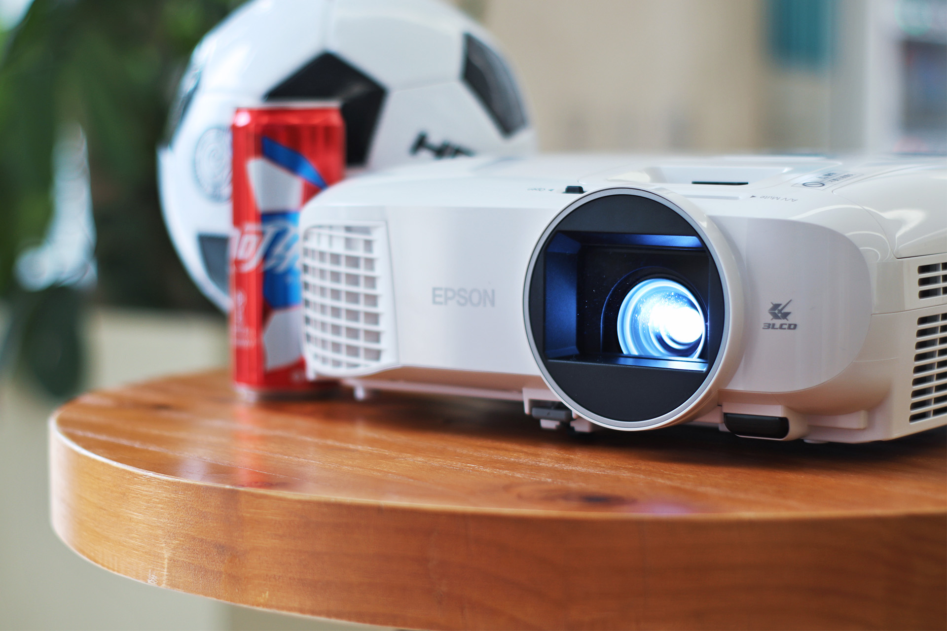 爱普生tw5600投影仪是商用型的吗,爱普生epsonch-tw7000投影仪评测