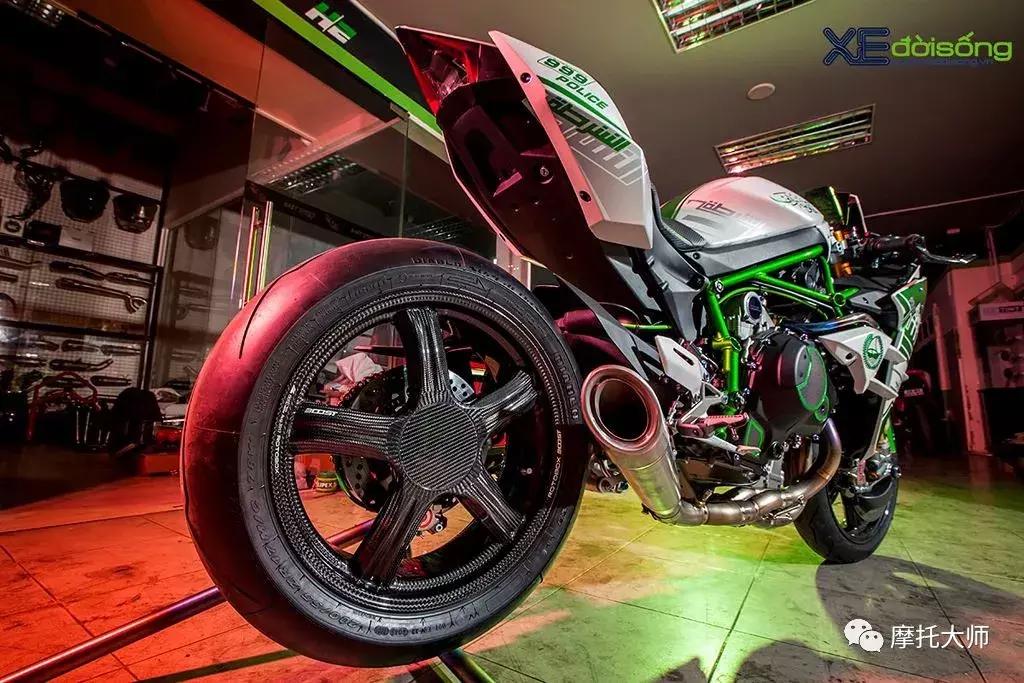 这下迪拜警队不提这台“闻风丧胆”的H2，真对不起它土豪气质了！