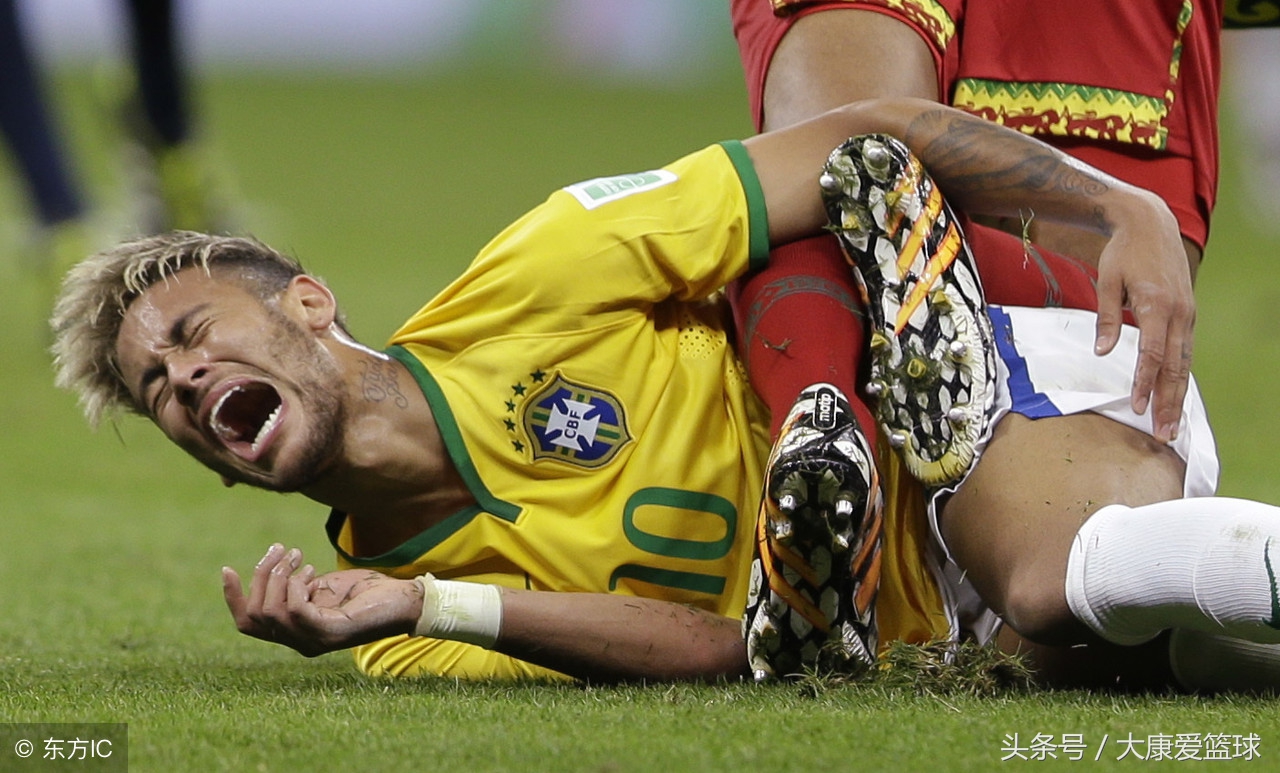 内马尔摔倒滚地视频,内马尔被撞翻滚