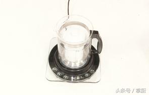 精选的灵芝,鲜美的鸡汤,滋补身子最佳选择!