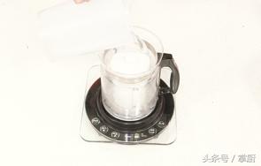 精选的灵芝,鲜美的鸡汤,滋补身子最佳选择!