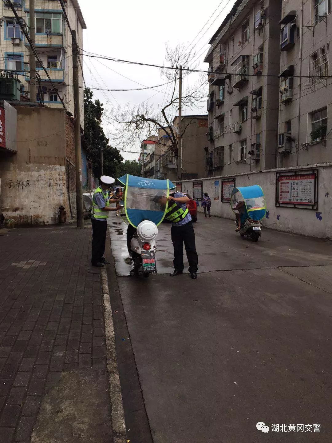 交警加装遮阳伞整治,交警电动车遮阳伞整治