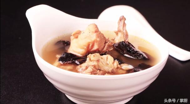 精选的灵芝,鲜美的鸡汤,滋补身子最佳选择!