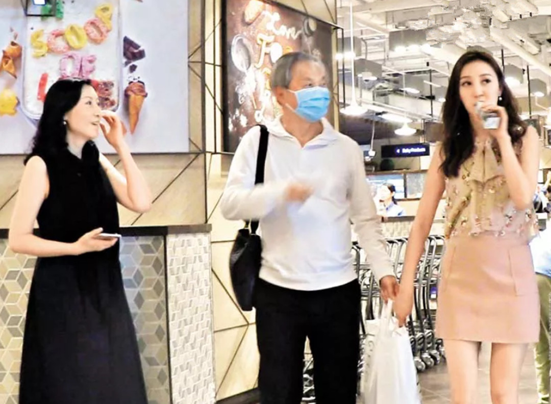 26岁港姐带年轻妈妈和66岁富商老公逛街这画面有点奇特