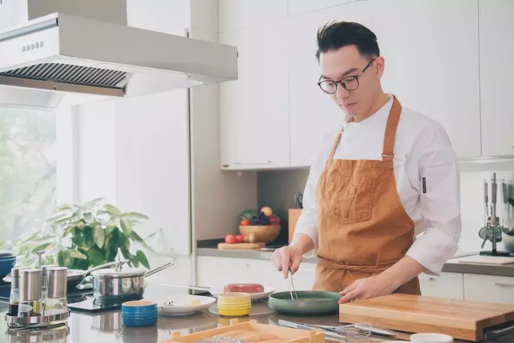 90后粉色少女艺术家与新锐主厨激情碰撞，生猛如鲜肉，却大有玄机