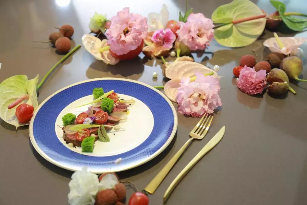 90后粉色少女艺术家与新锐主厨激情碰撞，生猛如鲜肉，却大有玄机