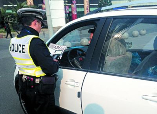 临时牌过期了上路谁开车扣谁的,临时牌上路会不会扣分