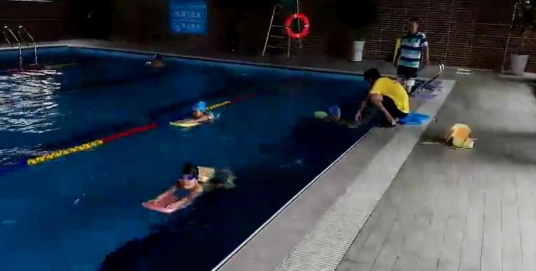 孩子游泳被丢进泳池,男童学游泳被教练丢下水