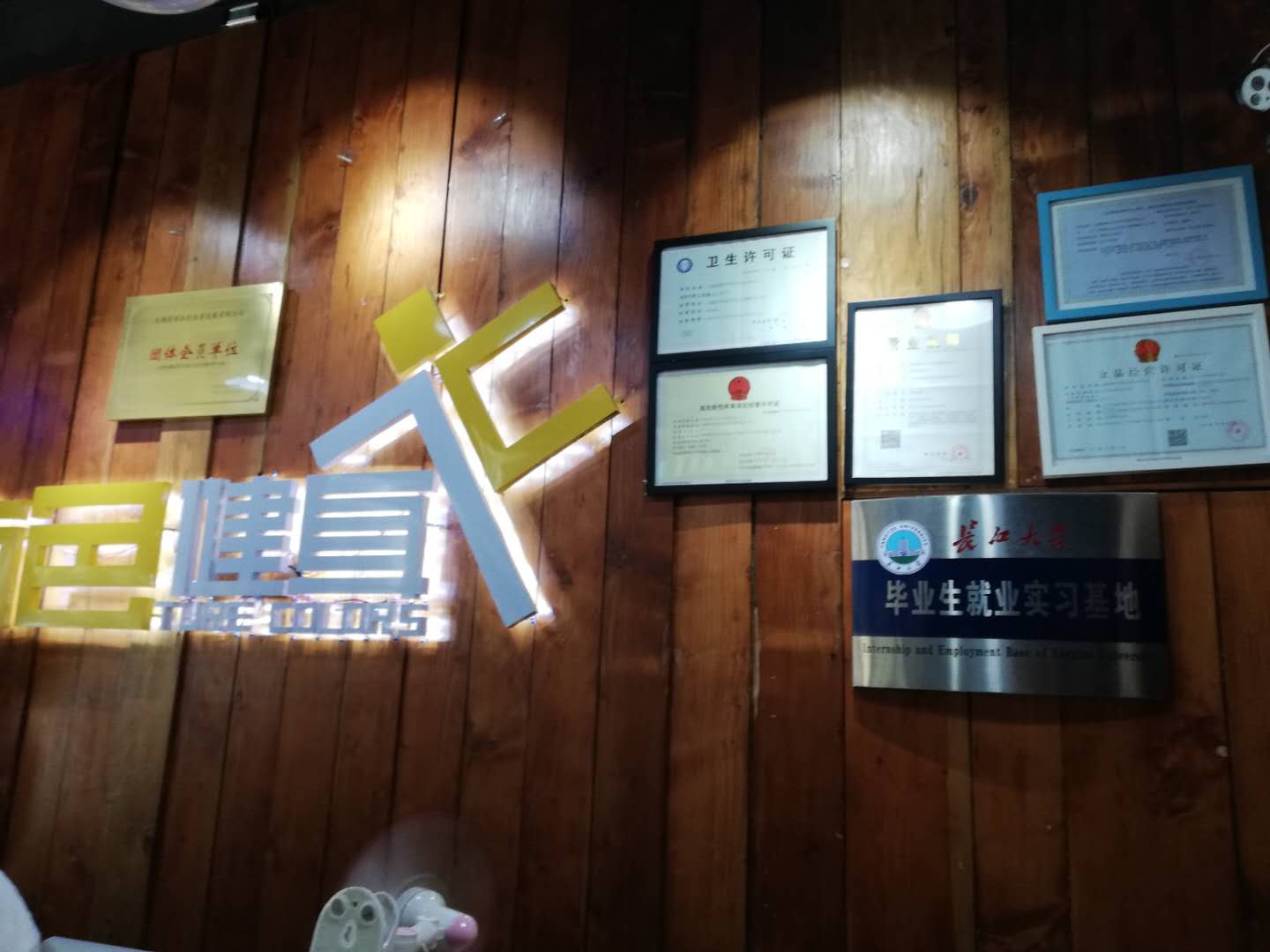 孩子游泳被丢进泳池,男童学游泳被教练丢下水