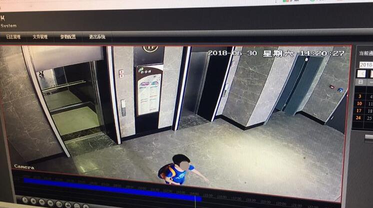 孩子游泳被丢进泳池,男童学游泳被教练丢下水