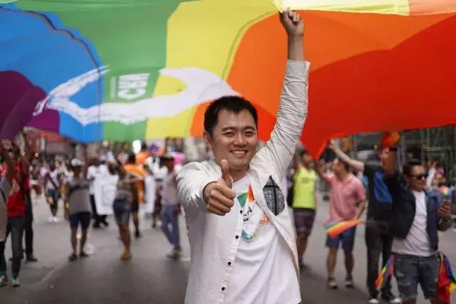 曾经不接受“同志”身份，如今勇敢活出自己