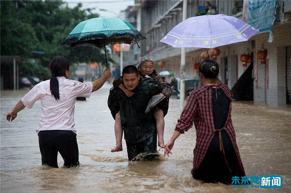 孕妇踩消防员肩膀脱困,消防员救洪水中孕妇