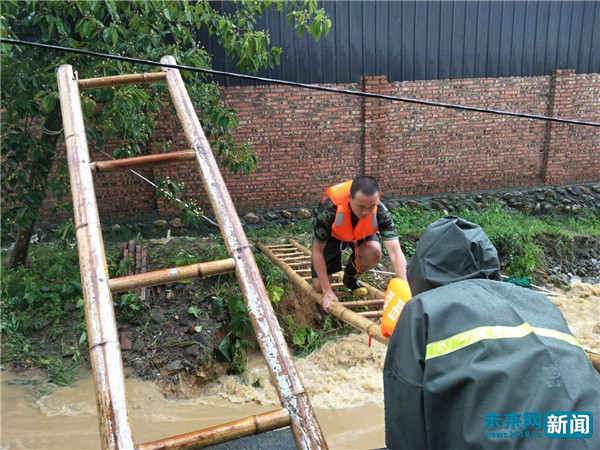 孕妇踩消防员肩膀脱困,消防员救洪水中孕妇