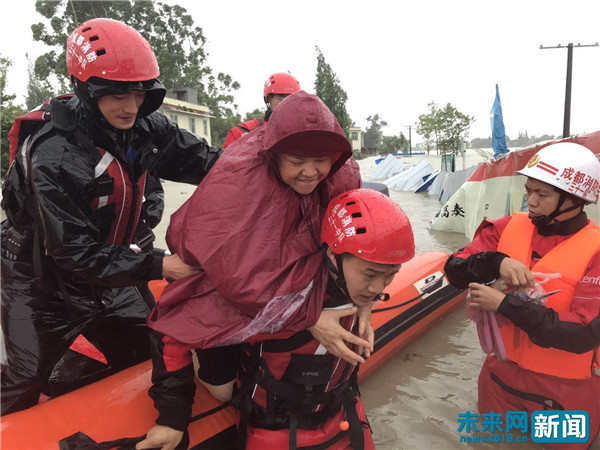 孕妇踩消防员肩膀脱困,消防员救洪水中孕妇