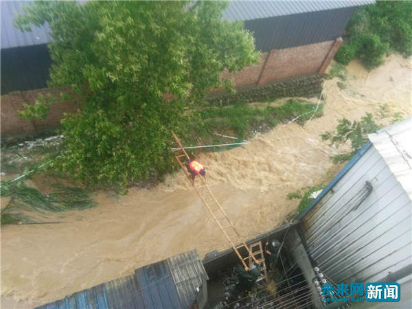 孕妇踩消防员肩膀脱困,消防员救洪水中孕妇