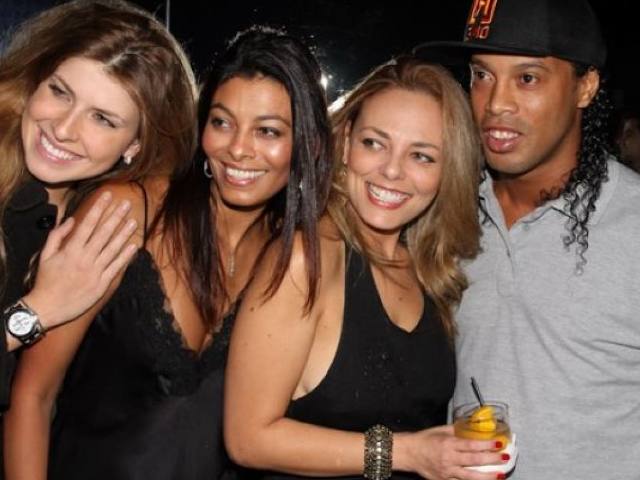 小罗球场上的精灵,小罗把自己玩废的原因