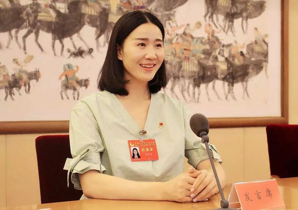 她本天生丽质，因做志愿，更美得迷人！