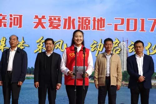 她本天生丽质，因做志愿，更美得迷人！