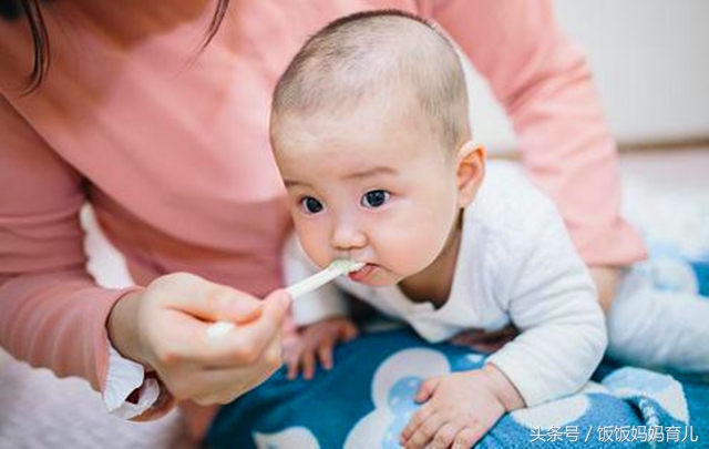 10个月宝宝速成辅食,如何让八个多月宝宝快速接受辅食