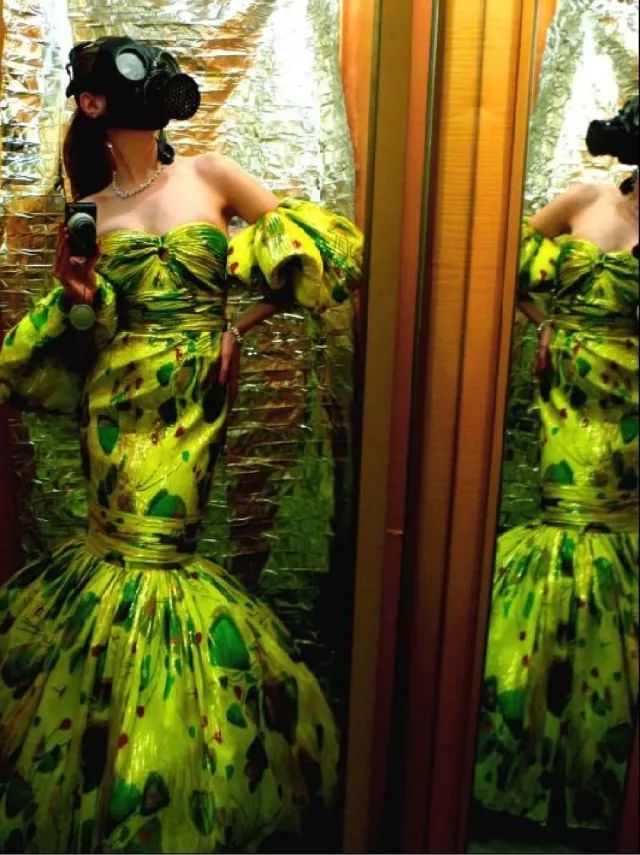 她被香奈儿和阿玛尼“通缉”，只因她在试衣间干的事儿太放肆！